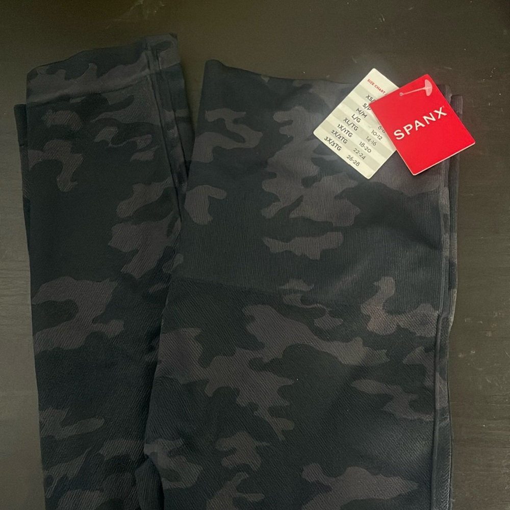 NEW SPANX Look at Me Now Seamless Leggings - black camo
